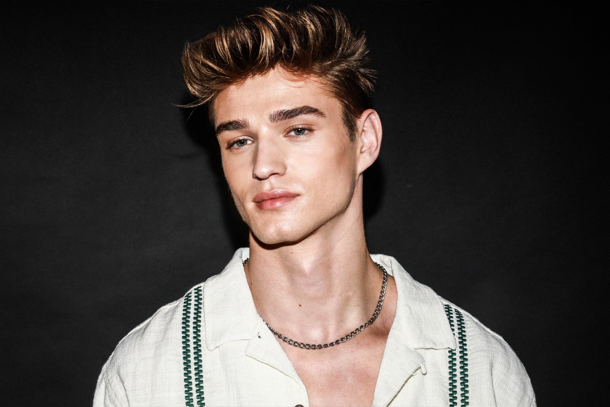 How to Use Hair Powder for a Quiff